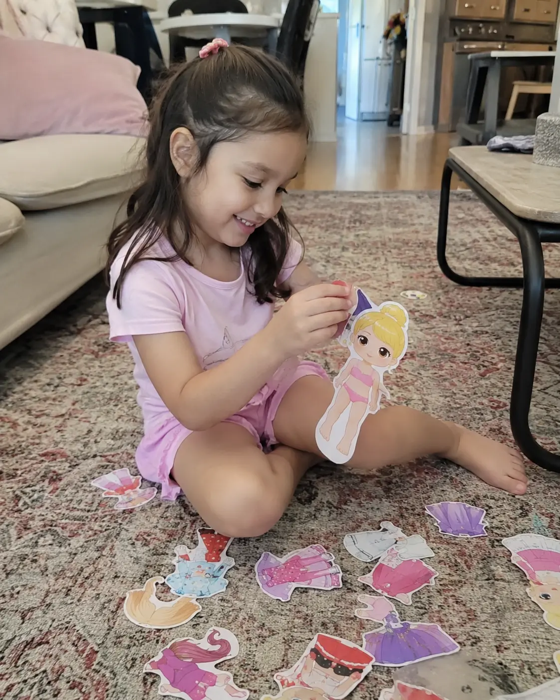 Criança brincando com bonequinhas